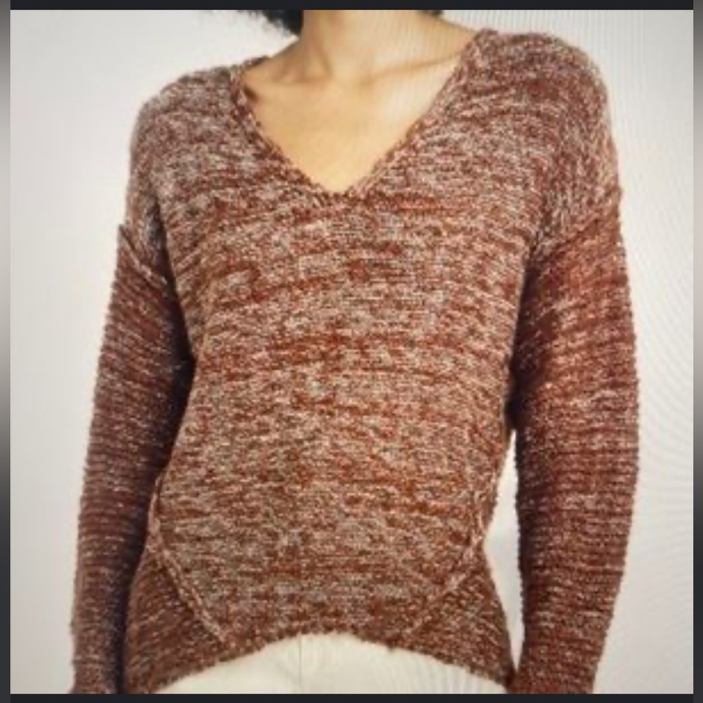 NEW WITH TAGS Women’s Universal thread cozy chunky knit vneck sweater